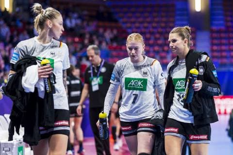 Handball, Frauen: EM, Niederlande - Deutschland Hauptrunde, Gruppe 2, 3. Spieltag im Palais des Sports v.li. Luisa Schulze (Deutschland Bietigheim), Meike Schmelzer (Deutschland Thueringer HC), Julia Behnke (Deutschland Metzingen) Nancy Palais des Sports Jean Weille Frankreich