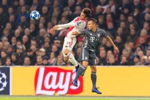 Amsterdam, Niederlande 12.12.2018, UEFA Champions League - 2018 19 Season, Rueckrunde, Gruppenphase, 6. Spieltag, Ajax Amsterdam - FC Bayern Muenchen, Nicolas Tagliafico (Ajax) und Rafinha (FCB) im Zweikampf ( DeFodi053