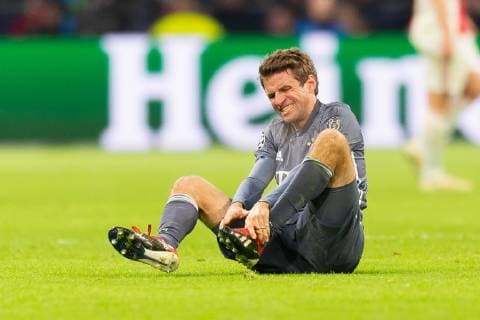 Amsterdam, Niederlande 12.12.2018, UEFA Champions League - 2018 19 Season, Rueckrunde, Gruppenphase, 6. Spieltag, Ajax Amsterdam - FC Bayern Muenchen, Thomas Mueller (FCB) am boden ( DeFodi053
