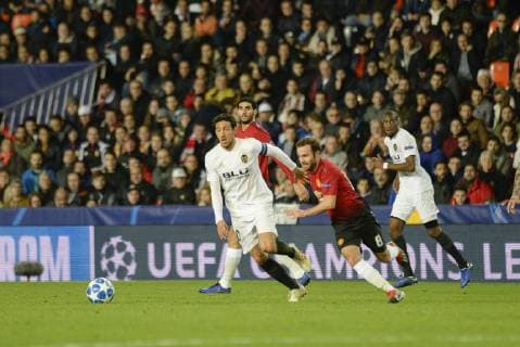 Parejo and Mata in action during the Uefa Champions League, football match between Valencia and Manchester on december 12, at Mestalla stadium in Valencia, Spain. Foto: Xisco Navarro Cordon Press