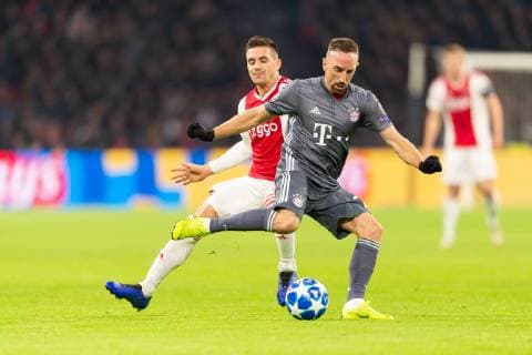 Amsterdam, Niederlande 12.12.2018, UEFA Champions League - 2018 19 Season, Rueckrunde, Gruppenphase, 6. Spieltag, Ajax Amsterdam - FC Bayern Muenchen, Dusan Tadic (Ajax) und Franck Ribery (FCB) im Zweikampf ( DeFodi053