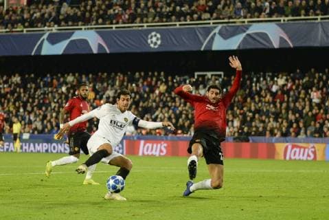 Parejo in action during the Uefa Champions League, football match between Valencia and Manchester on december 12, at Mestalla stadium in Valencia, Spain. Foto: Xisco Navarro Cordon Press