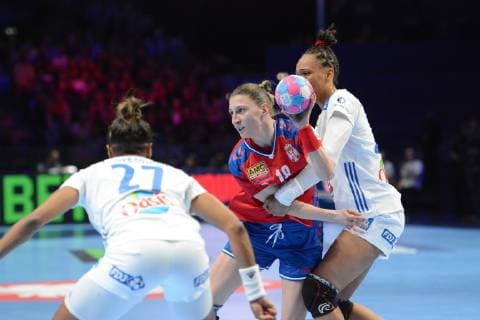 Estelle Nze Minko (France), Tamara Radojevic (Serbie) HANDBALL : Serbie vs France- Euro feminin 2018 - 12 12 2018 RonanHoussin Panoramic 