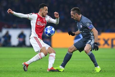 Fußball Champions League Gruppenphase 6. Spieltag Ajax Amsterdam - FC Bayern München am 12.12.2018 in der Johann-Cruyff-ArenA in Amsterdam Noussair Mazraoui, links - Franck Ribery ( München ), rechts DFL Regulations prohibit any use of photographs as image sequences and or quasi video.