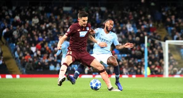 Manchester City - TSG 1899 Hoffenheim England, Manchester, 12.12.2018, Fussball, UEFA Champions League, Saison 2018 2019, 6. Spieltag, Manchester City - TSG 1899 Hoffenheim: v.l. Benjamin Hübner (TSG 1899 Hoffenheim), Raheem Sterling (Manchester City).