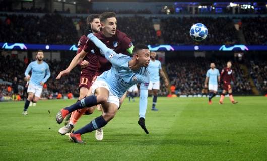 Manchester City - TSG 1899 Hoffenheim England, Manchester, 12.12.2018, Fussball, UEFA Champions League, Saison 2018 2019, 6. Spieltag, Manchester City - TSG 1899 Hoffenheim: v.l. Florian Grillitsch, Benjamin Hübner (beide TSG 1899 Hoffenheim), Gabriel Jesus (Manchester City).
