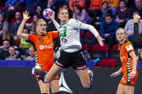 Handball, Frauen: EM, Niederlande - Deutschland Hauptrunde, Gruppe 2, 3. Spieltag im Palais des Sports v.li. Kelly Dulfer (Niederlande), Julia Behnke (Deutschland Metzingen) Nancy Palais des Sports Jean Weille Frankreich