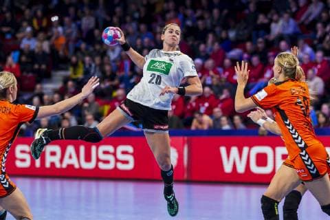 Handball, Frauen: EM, Niederlande - Deutschland Hauptrunde, Gruppe 2, 3. Spieltag im Palais des Sports Emily Boelk Bölk (Deutschland Thueringer HC), Kelly Dulfer (Niederlande) Nancy Palais des Sports Jean Weille Frankreich