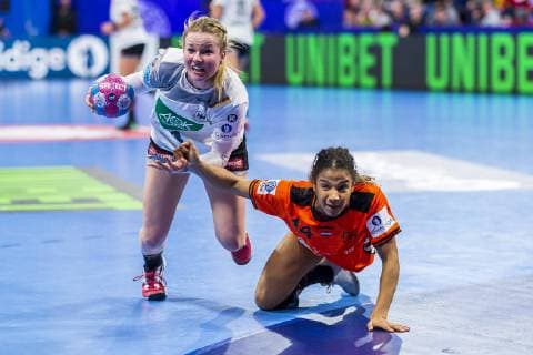 Handball, Frauen: EM, Niederlande - Deutschland Hauptrunde, Gruppe 2, 3. Spieltag im Palais des Sports v.li. Amelie Berger (Deutschland Leverkusen), Delaila Amega (Niederlande Tus Metzingen) Nancy Palais des Sports Jean Weille Frankreich