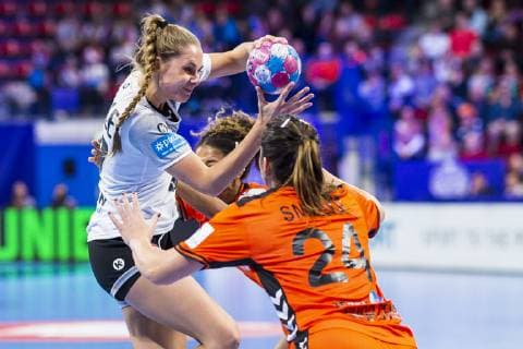 Handball, Frauen: EM, Niederlande - Deutschland Hauptrunde, Gruppe 2, 3. Spieltag im Palais des Sports v. li. im Zweikampf Alicia Stolle (Deutschland Thueringer HC) und Delaila Amega (Niederlande Tus Metzingen), Martine Smeets (Niederlande) Nancy Palais des Sports Jean Weille Frankreich