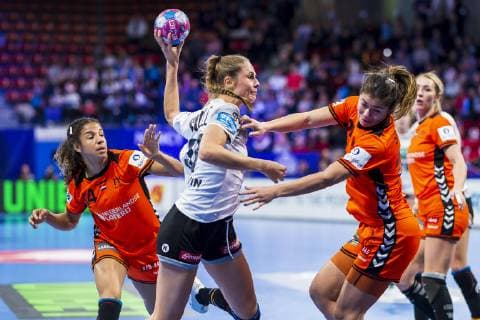 Handball, Frauen: EM, Niederlande - Deutschland Hauptrunde, Gruppe 2, 3. Spieltag im Palais des Sports v.li. Delaila Amega (Niederlande Tus Metzingen), Alicia Stolle (Deutschland Thueringer HC), Martine Smeets (Niederlande) Nancy Palais des Sports Jean Weille Frankreich