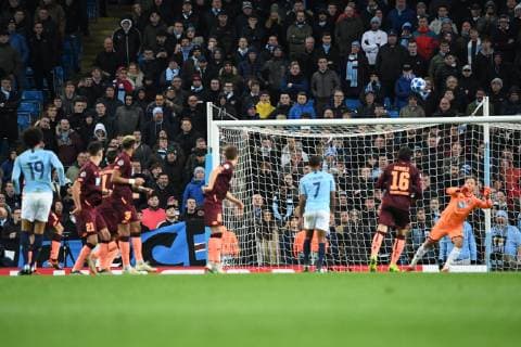 Sport Bilder des Tages 12.12.2018, xmeix, Fussball UEFA Champions League, Manchester City FC - TSG 1899 Hoffenheim, emspor, v.l. Leroy Sane (Manchester City) erzielt den Ausgleich zum 1:1 fuer Manchester gegen Oliver Baumann (TSG 1899 Hoffenheim) DFL DFB REGULATIONS PROHIBIT ANY USE OF PHOTOGRAPHS as IMAGE SEQUENCES and or QUASI-VIDEO Manchester