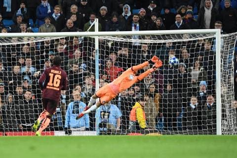 12.12.2018, xmeix, Fussball UEFA Champions League, Manchester City FC - TSG 1899 Hoffenheim, emspor, v.l. Leroy Sane (Manchester City) erzielt den Ausgleich zum 1:1 fuer Manchester gegen Oliver Baumann (TSG 1899 Hoffenheim) DFL DFB REGULATIONS PROHIBIT ANY USE OF PHOTOGRAPHS as IMAGE SEQUENCES and or QUASI-VIDEO Manchester