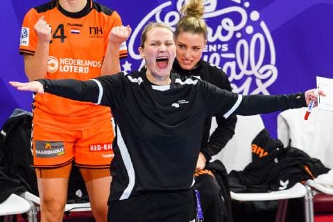 181212 Helle Thomsen, head coach of Netherlands, celebrates during the EHF European WomenÕs Handball Championship match between Netherlands - Germany on December 11, 2018 in Nancy. Photo: Fredrik Varfjell BILDBYRN kod FV 150186 Copyright: FREDRIKxVARFJELL BB181212FV097