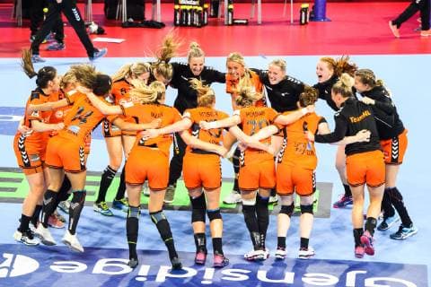 181212 Players of Netherlands celebrates after the EHF European WomenÕs Handball Championship match between Netherlands - Germany on December 11, 2018 in Nancy. Photo: Fredrik Varfjell BILDBYRN kod FV 150186 Copyright: FREDRIKxVARFJELL BB181212FV100