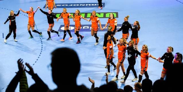 181212 Players of Netherlands celebrates after the EHF European WomenÕs Handball Championship match between Netherlands - Germany on December 11, 2018 in Nancy. Photo: Fredrik Varfjell BILDBYRN kod FV 150186 Copyright: FREDRIKxVARFJELL BB181212FV104
