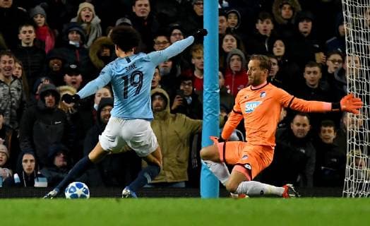 12.12.2018, xfux, Fussball UEFA Champions League, Manchester City FC - TSG 1899 Hoffenheim, emspor, v.l. Leroy Sane (Manchester City FC), Oliver Baumann (TSG 1899 Hoffenheim) Goal scored, Tor zum 2:1 Manchester