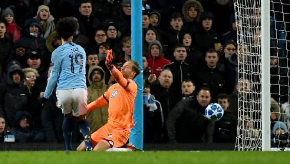 12.12.2018, xfux, Fussball UEFA Champions League, Manchester City FC - TSG 1899 Hoffenheim, emspor, v.l. Leroy Sane (Manchester City FC), Oliver Baumann (TSG 1899 Hoffenheim) Goal scored, Tor zum 2:1 Manchester
