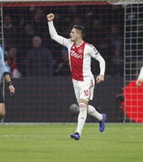 Torjubel 1:1 Ausgleich Amsterdam, Torschütze Dusan Tadic (Ajax) . Ajax Amsterdam-FC Bayern München . Amsterdam, NLD, 12.12.2018, Fussball-Champions League 2018-2019 .
