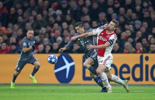 12.12.2018, Fussball UEFA Champions League 2018 2019, Gruppenphase, 6.Spieltag, Ajax Amsterdam - FC Bayern München, in der Johan Cruijff Arena Amsterdam. (L-R) Robert Lewandowski (Bayern München) gegen Matthijs de Ligt (Ajax Amsterdam)