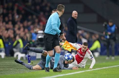12.12.2018, Fussball UEFA Champions League 2018 2019, Gruppenphase, 6.Spieltag, Ajax Amsterdam - FC Bayern München, in der Johan Cruijff Arena Amsterdam. (L-R) Leon Goretzka (Bayern München) wird von Maximilian Wöber (Ajax Amsterdam) gefoult