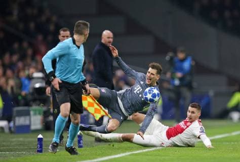 12.12.2018, Fussball UEFA Champions League 2018 2019, Gruppenphase, 6.Spieltag, Ajax Amsterdam - FC Bayern München, in der Johan Cruijff Arena Amsterdam. (L-R) Leon Goretzka (Bayern München) wird von Maximilian Wöber (Ajax Amsterdam) gefoult