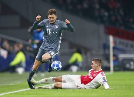 Sport Bilder des Tages 12.12.2018, Fussball UEFA Champions League 2018 2019, Gruppenphase, 6.Spieltag, Ajax Amsterdam - FC Bayern München, in der Johan Cruijff Arena Amsterdam. (L-R) Leon Goretzka (Bayern München) wird von Maximilian Wöber (Ajax Amsterdam) gefoult