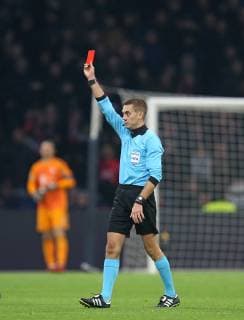 12.12.2018, Fussball UEFA Champions League 2018 2019, Gruppenphase, 6.Spieltag, Ajax Amsterdam - FC Bayern München, in der Johan Cruijff Arena Amsterdam. Schiedsrichter Clement Turpin zeigt rote Karte