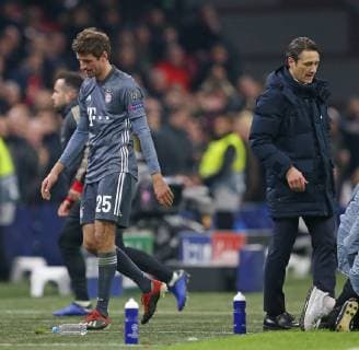12.12.2018, Fussball UEFA Champions League 2018 2019, Gruppenphase, 6.Spieltag, Ajax Amsterdam - FC Bayern München, in der Johan Cruijff Arena Amsterdam. (L-R) Thomas Müller (Bayern München) muss nach roter Karte vom Platz, Trainer Niko Kovac (Bayern München)
