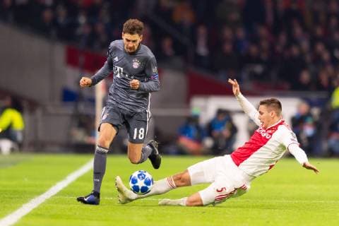 Amsterdam, Niederlande 12.12.2018, UEFA Champions League - 2018 19 Season, Rueckrunde, Gruppenphase, 6. Spieltag, Ajax Amsterdam - FC Bayern Muenchen, Szene zur Roten Karte, Leon Goretzka (FCB) und Maximilian Woeber (Ajax) im Zweikampf ( DeFodi053