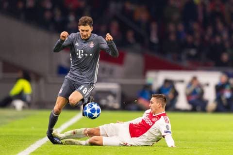 Amsterdam, Niederlande 12.12.2018, UEFA Champions League - 2018 19 Season, Rueckrunde, Gruppenphase, 6. Spieltag, Ajax Amsterdam - FC Bayern Muenchen, Szene zur Roten Karte, Leon Goretzka (FCB) und Maximilian Woeber (Ajax) im Zweikampf ( DeFodi053