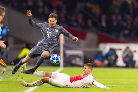 Amsterdam, Niederlande 12.12.2018, UEFA Champions League - 2018 19 Season, Rueckrunde, Gruppenphase, 6. Spieltag, Ajax Amsterdam - FC Bayern Muenchen, Szene zur Roten Karte, Leon Goretzka (FCB) und Maximilian Woeber (Ajax) im Zweikampf ( DeFodi053
