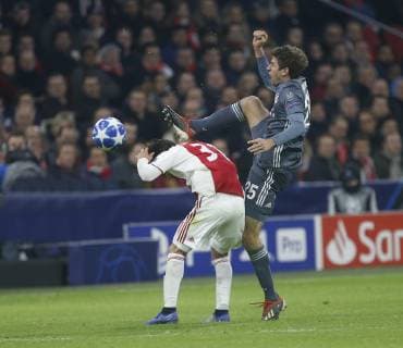 Für dieses Foul an Nicolas Tagliafico (Ajax, links) erhält Thomas Müller (Bayern) die rote Karte . Ajax Amsterdam-FC Bayern München . Amsterdam, NLD, 12.12.2018, Fussball-Champions League 2018-2019 .