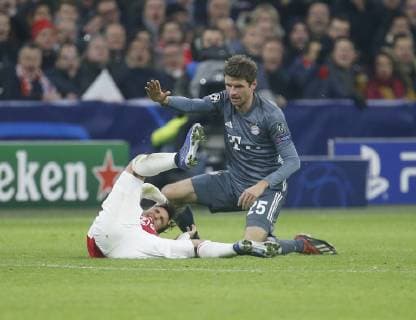 Für dieses Foul an Nicolas Tagliafico (Ajax, links) erhält Thomas Müller (Bayern) die rote Karte . Ajax Amsterdam-FC Bayern München . Amsterdam, NLD, 12.12.2018, Fussball-Champions League 2018-2019 .