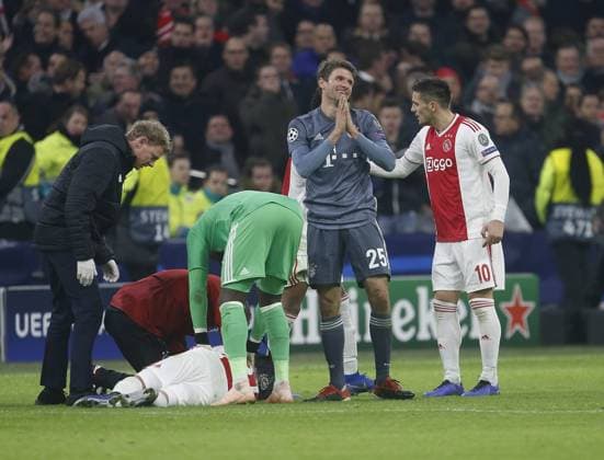 Nach seinem Foul an Nicolas Tagliafico (Ajax, am Boden) schaut Thomas Müller (Bayern, 2.v. rechts) flehend zum Schiedsrichter Clement Turpin, der ihm die rote Karte zeigt . Ajax Amsterdam-FC Bayern München . Amsterdam, NLD, 12.12.2018, Fussball-Champions League 2018-2019 .