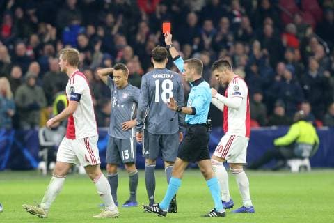 Schiedsrichter Clement Turpin ( Frankreich ) zeigt Thomas Mueller (FC Bayern Muenchen 25) nicht im Bild die rote Karte , Ajax Amsterdam vs FC Bayern Muenchen, Fussball, Champions League Gruppenphase,12.12.2018 Ajax Amsterdam vs FC Bayern Muenchen, Fussball, Champions League Gruppenphase,12.12.2018 Amsterdam Copyright: xLanger Eibner-Pressefotox EP_HLR