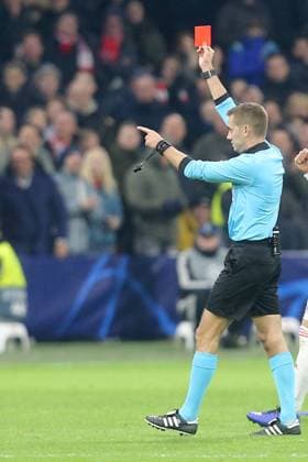 Schiedsrichter Clement Turpin ( Frankreich ) zeigt Thomas Mueller (FC Bayern Muenchen 25) nicht im Bild die rote Karte, Ajax Amsterdam vs FC Bayern Muenchen, Fussball, Champions League Gruppenphase,12.12.2018 Ajax Amsterdam vs FC Bayern Muenchen, Fussball, Champions League Gruppenphase,12.12.2018 Amsterdam Copyright: xLanger Eibner-Pressefotox EP_HLR