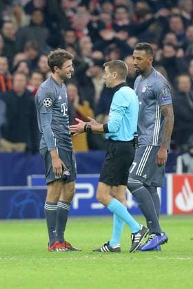 Thomas Mueller (FC Bayern Muenchen 25) nach der roten karte rechts Schiedsrichter Clement Turpin ( Frankreich ), Ajax Amsterdam vs FC Bayern Muenchen, Fussball, Champions League Gruppenphase,12.12.2018 Ajax Amsterdam vs FC Bayern Muenchen, Fussball, Champions League Gruppenphase,12.12.2018 Amsterdam Copyright: xLanger Eibner-Pressefotox EP_HLR