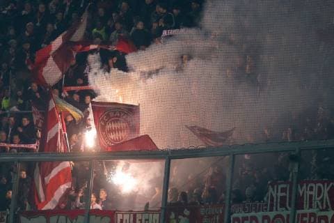 FC Bayern Fans beim Abbrennen von Bengalische Feuer, Pyrotechnik, Ajax Amsterdam vs FC Bayern Muenchen, Fussball, Champions League Gruppenphase,12.12.2018 Ajax Amsterdam vs FC Bayern Muenchen, Fussball, Champions League Gruppenphase,12.12.2018 Amsterdam Copyright: xLanger Eibner-Pressefotox EP_HLR