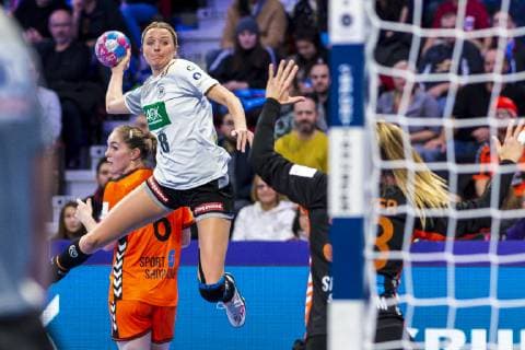 Handball, Frauen: EM, Niederlande - Deutschland Hauptrunde, Gruppe 2, 3. Spieltag im Palais des Sports v.li. Franziska Müller Mueller (Deutschland Blomberg), Tess Wester (Niederlande) Nancy Palais des Sports Jean Weille Frankreich