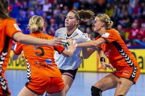 Handball, Frauen: EM, Niederlande - Deutschland Hauptrunde, Gruppe 2, 3. Spieltag im Palais des Sports v.li. Jessy Kramer (Niederlande), Emily Boelk Bölk (Deutschland Thueringer HC), Kelly Dulfer (Niederlande) Nancy Palais des Sports Jean Weille Frankreich