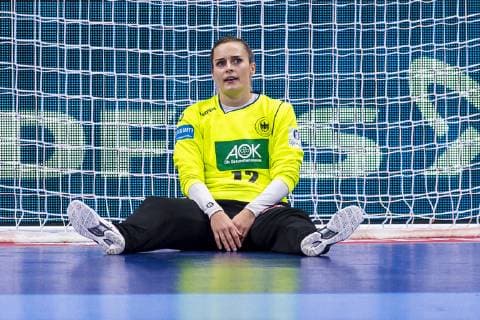 Sport Bilder des Tages Handball, Frauen: EM, Niederlande - Deutschland Hauptrunde, Gruppe 2, 3. Spieltag im Palais des Sports Torhueterin Dinah Eckerle (Deutschland SG BBM Bietigheim) aergerlich ärgerlich, sauer, wütend wuetend. schreit. tobt. Nancy Palais des Sports Jean Weille Frankreich