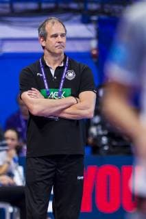 Handball, Frauen: EM, Niederlande - Deutschland Hauptrunde, Gruppe 2, 3. Spieltag im Palais des Sports Trainer Henk Groener (Deutschland) nachdenklich grübelnd gruebelnd Nancy Palais des Sports Jean Weille Frankreich
