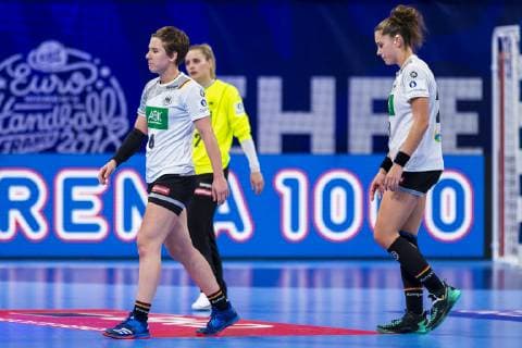 Handball, Frauen: EM, Niederlande - Deutschland Hauptrunde, Gruppe 2, 3. Spieltag im Palais des Sports v.li. Alina Grijseels (Deutschland Dortmund), Torhueterin Dinah Eckerle (Deutschland SG BBM Bietigheim), Emily Boelk Bölk (Deutschland Thueringer HC) unzufrieden enttäuscht enttaeuscht niedergeschlagen frustriert, Nancy Palais des Sports Jean Weille Frankreich