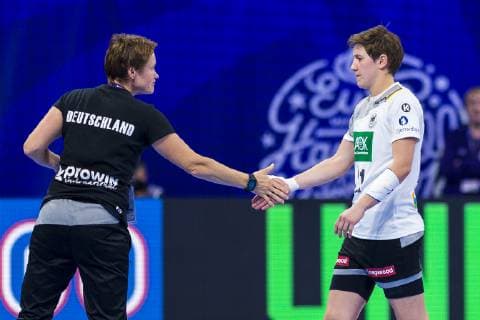 Handball, Frauen: EM, Niederlande - Deutschland Hauptrunde, Gruppe 2, 3. Spieltag im Palais des Sports v.li. Co-Trainerin Heike Horstmann (Deutschland), Ina Grossmann (Deutschland Thueringer HC) unzufrieden enttäuscht enttaeuscht niedergeschlagen frustriert, Nancy Palais des Sports Jean Weille Frankreich