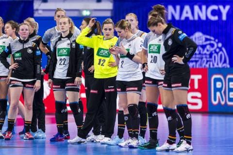 Handball, Frauen: EM, Niederlande - Deutschland Hauptrunde, Gruppe 2, 3. Spieltag im Palais des Sports die Mannschaft von Deutschland, unzufrieden enttäuscht enttaeuscht niedergeschlagen frustriert, Nancy Palais des Sports Jean Weille Frankreich