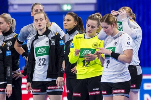 Handball, Frauen: EM, Niederlande - Deutschland Hauptrunde, Gruppe 2, 3. Spieltag im Palais des Sports die Mannschaft von Deutschland, unzufrieden enttäuscht enttaeuscht niedergeschlagen frustriert, Nancy Palais des Sports Jean Weille Frankreich