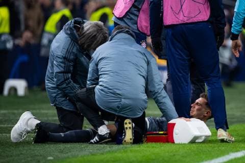 12.12.2018, xkvx, Fussball UEFA Champions League, Ajax Amsterdam - FC Bayern Muenchen emspor, v.l. Rote Karte fuer, red card for, Platzverweis, Game Misconduct Max Woeber (Ajax Amsterdam) nach Foul an Leon Goretzka (FCB - FC Bayern Muenchen) liegt verletzt am Boden (DFL DFB REGULATIONS PROHIBIT ANY USE OF PHOTOGRAPHS as IMAGE SEQUENCES and or QUASI-VIDEO) Amsterdam