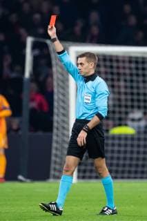 12.12.2018, xkvx, Fussball UEFA Champions League, Ajax Amsterdam - FC Bayern Muenchen emspor, v.l. Rote Karte fuer, red card for, Platzverweis, Game Misconduct Thomas Mueller (FCB - FC Bayern Muenchen) nach Foul an Nicolas Tagliafico (Ajax Amsterdam) (DFL DFB REGULATIONS PROHIBIT ANY USE OF PHOTOGRAPHS as IMAGE SEQUENCES and or QUASI-VIDEO) Amsterdam