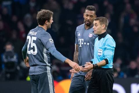 12.12.2018, xkvx, Fussball UEFA Champions League, Ajax Amsterdam - FC Bayern Muenchen emspor, v.l. Rote Karte fuer, red card for, Platzverweis, Game Misconduct Thomas Mueller (FCB - FC Bayern Muenchen) nach Foul an Nicolas Tagliafico (Ajax Amsterdam) (DFL DFB REGULATIONS PROHIBIT ANY USE OF PHOTOGRAPHS as IMAGE SEQUENCES and or QUASI-VIDEO) Amsterdam